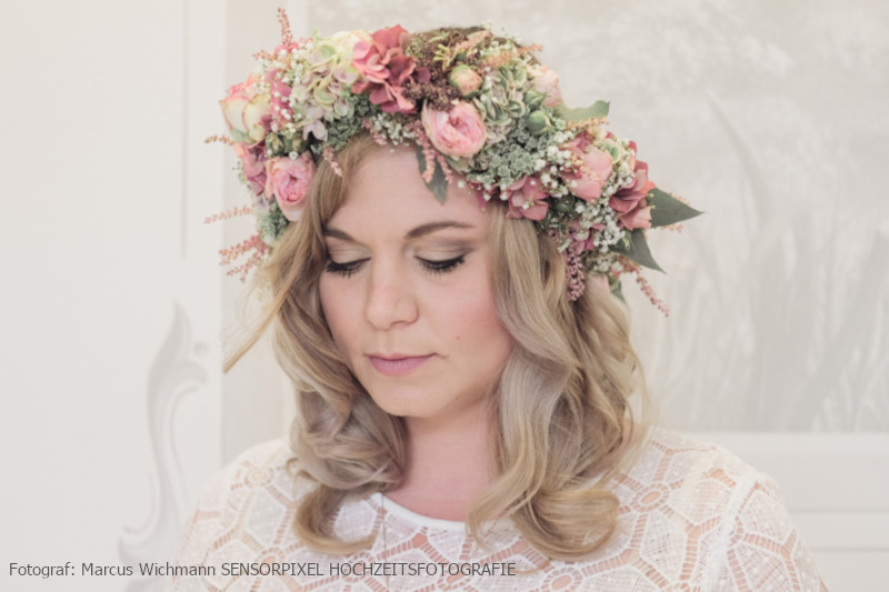 Brautstyling - Braut im Vintage Stil mit Blumenkranz